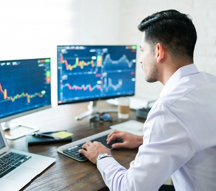 Un uomo al computer esamina grafici